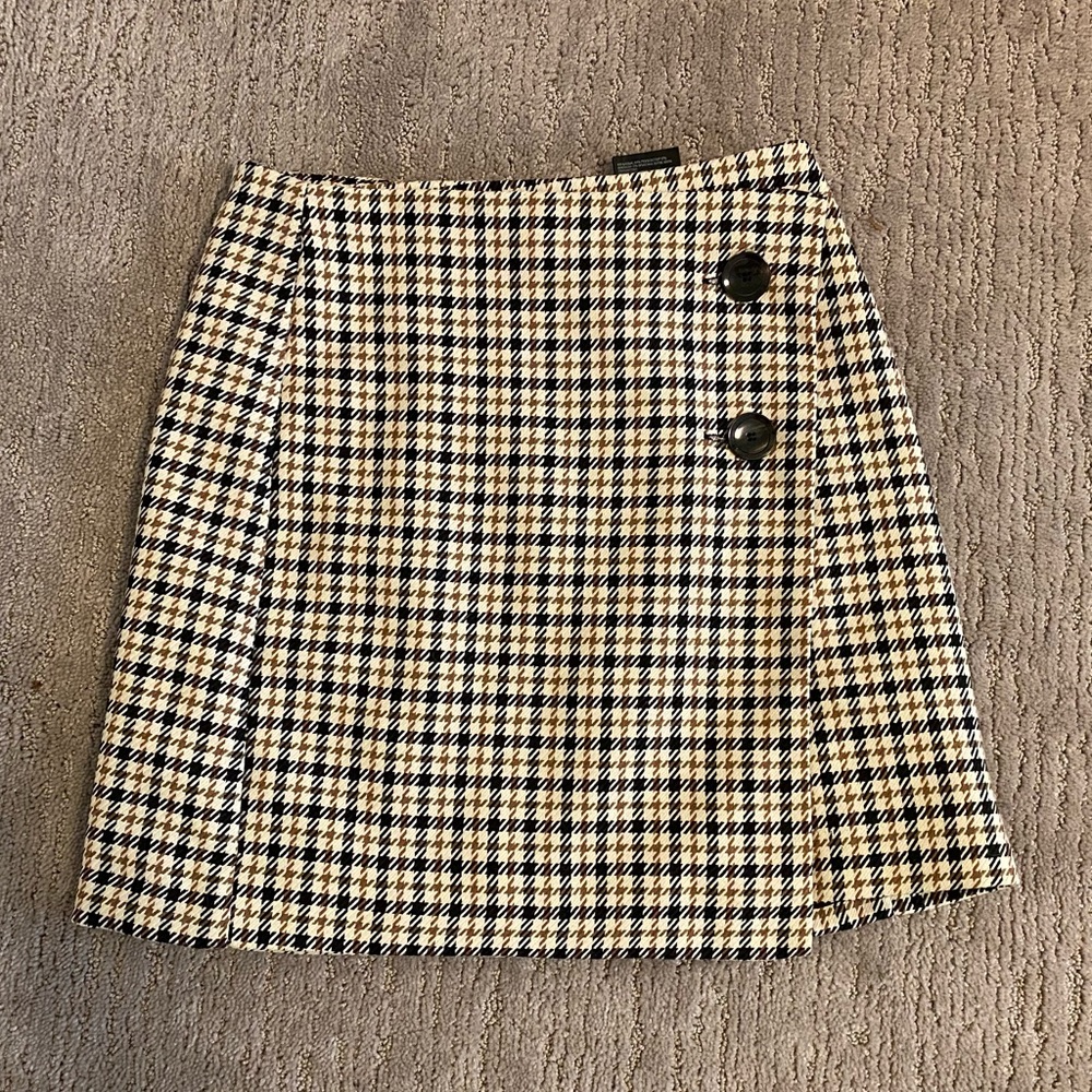 H&M Houndstooth plaid asymmetrical mini skirt Size 2